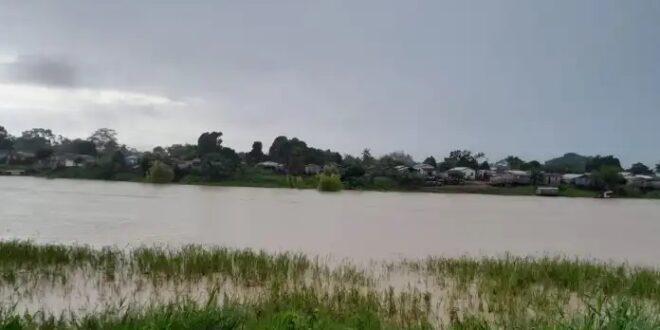 Rio Iaco ultrapassa a cota de alerta