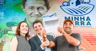 Governo do Acre entrega mais de 600 títulos definitivos em Rio Branco e lança programa Minha Terra de Papel Passado