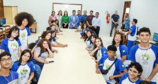 Abertura do ano letivo é marcada por entrega de 40 mil tablets, novo material didático e equipamentos de laboratório
