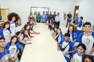 Abertura do ano letivo é marcada por entrega de 40 mil tablets, novo material didático e equipamentos de laboratório