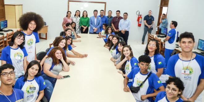 Abertura do ano letivo é marcada por entrega de 40 mil tablets, novo material didático e equipamentos de laboratório