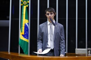 Projeto inclui educação política e financeira nos currículos da educação básica