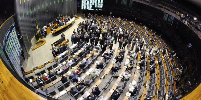 STF deve iniciar nesta sexta (10) julgamento  que pode tirar mandatos de dezenas de deputados