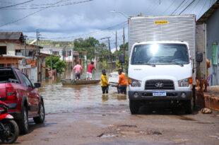 Vias de Rio Branco são interditadas para garantir segurança e facilitar socorro às vítimas da enchente