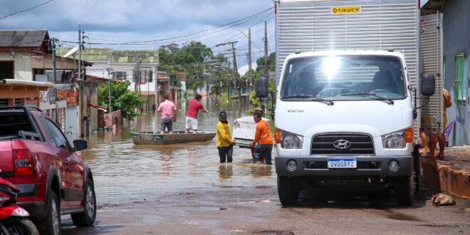 Vias de Rio Branco são interditadas para garantir segurança e facilitar socorro às vítimas da enchente