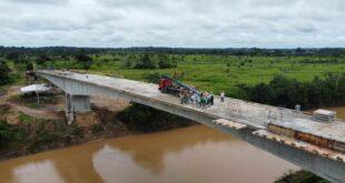 Dois lados da ponte do anel viário de Brasileia-Epitaciolândia se encontram e última aduela é concretada