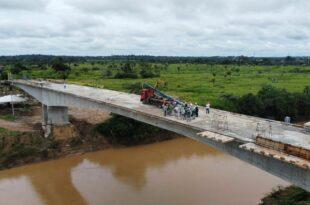 Dois lados da ponte do anel viário de Brasileia-Epitaciolândia se encontram e última aduela é concretada