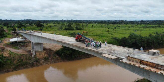 Dois lados da ponte do anel viário de Brasileia-Epitaciolândia se encontram e última aduela é concretada