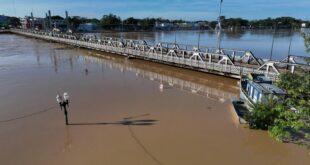 Equipes do Deracre retiram 200 toneladas de balseiros represados na Ponte Juscelino Kubitschek