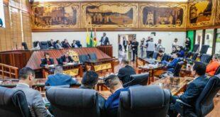 Governador encaminha e deputados aprovam aumento dos professores em regime de urgência