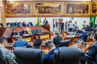 Governador encaminha e deputados aprovam aumento dos professores em regime de urgência