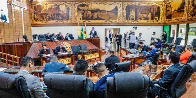 Governador encaminha e deputados aprovam aumento dos professores em regime de urgência