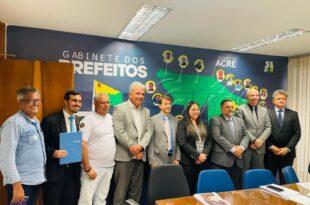 Em Brasília, Organização das Cooperativas do Acre e bancada federal debatem estratégias para o fortalecimento do setor