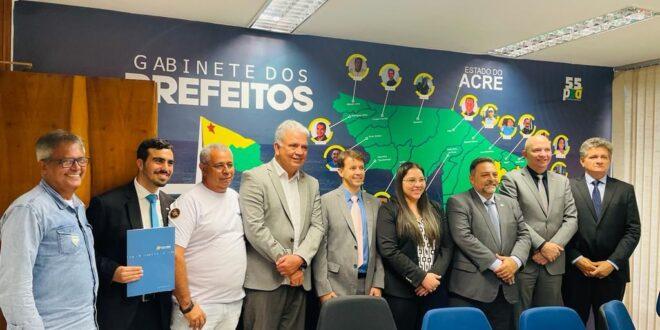 Em Brasília, Organização das Cooperativas do Acre e bancada federal debatem estratégias para o fortalecimento do setor