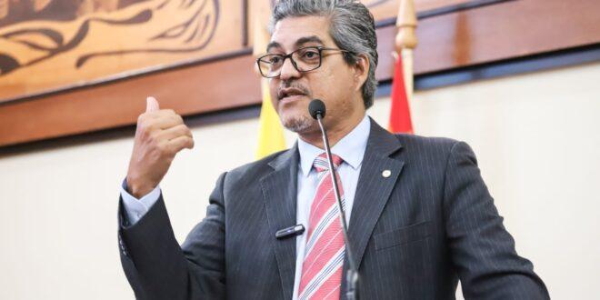 Edvaldo Magalhães cobra envio de projeto que reajusta em 14,95% o salário da Educação