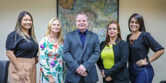 Com gabinete formado predominantemente por mulheres, Longo parabeniza acreanas pelo 8 de março