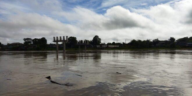 Rio Iaco ultrapassa cota de alerta em Sena Madureira e afeta moradores próximos