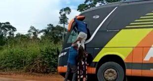 Ônibus cai em buraco entre Manoel Urbano e Feijó e passageiros saem pela janela
