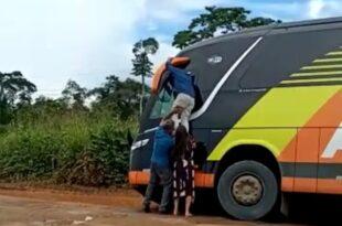Ônibus cai em buraco entre Manoel Urbano e Feijó e passageiros saem pela janela