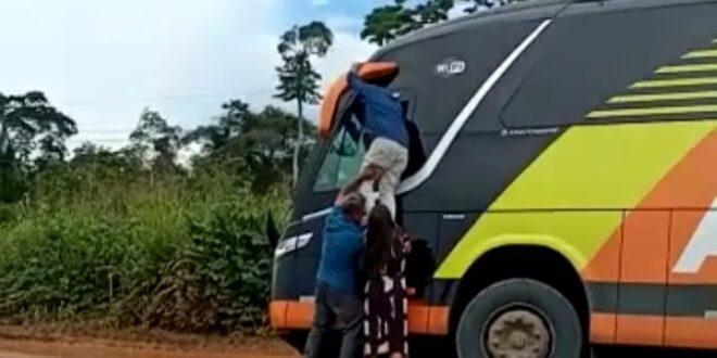Ônibus cai em buraco entre Manoel Urbano e Feijó e passageiros saem pela janela
