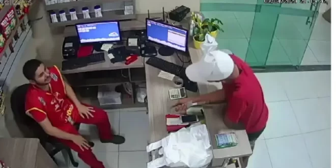 Armado de faca assaltante rouba loja de conveniência em Mâncio Lima