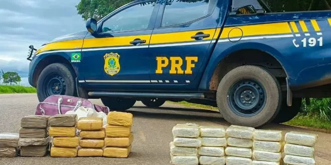 PRF prende passageiros com 40kg de drogas em ônibus