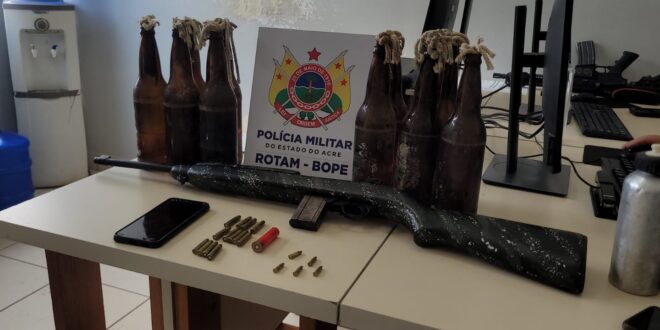 Polícia prende jovens com arma de fogo e coquetéis Molotov na Cidade do Povo