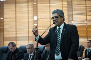 “O abandono é isso aqui”, diz Edvaldo Magalhães ao mostrar fotos da situação calamitosa do Arena da Floresta