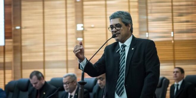 “O abandono é isso aqui”, diz Edvaldo Magalhães ao mostrar fotos da situação calamitosa do Arena da Floresta
