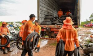 Pneus usados de Cruzeiro do Sul são enviados para Mato Grosso para reciclagem