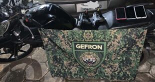 Dupla de moto é detida com armas e celulares