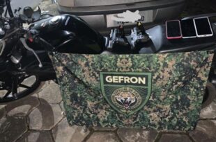 Dupla de moto é detida com armas e celulares