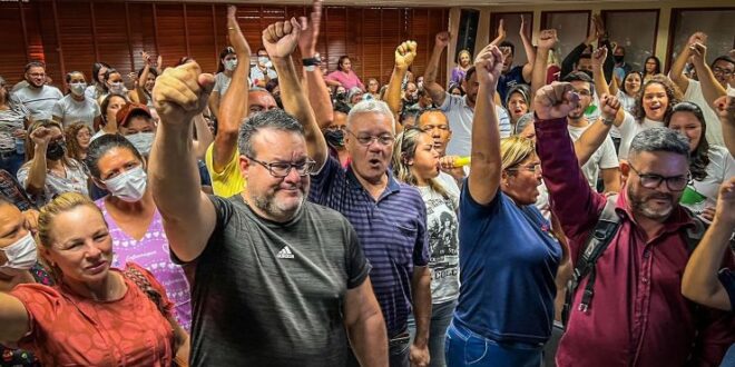 Engenheiros em greve se reúnem na Aleac