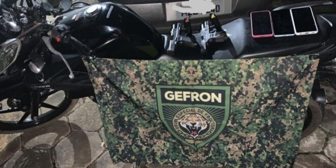 Dupla de moto é detida com armas e celulares