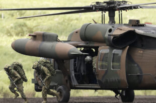 Helicóptero militar japonês desaparece com dez pessoas a bordo