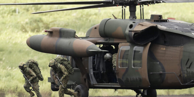 Helicóptero militar japonês desaparece com dez pessoas a bordo