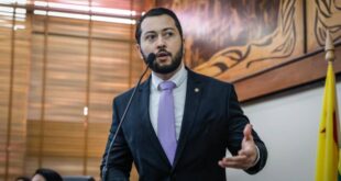 Na sessão desta quinta-feira (20), Jarude apresentou uma indicação para que a Mesa Diretora da Assembleia Legislativa encaminhe uma indicação ao Executivo recomendando que Dudé perca o cargo onde recebe um salário de cerca de R$ 11 mil.