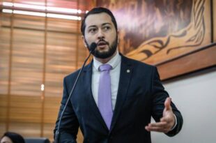 Na sessão desta quinta-feira (20), Jarude apresentou uma indicação para que a Mesa Diretora da Assembleia Legislativa encaminhe uma indicação ao Executivo recomendando que Dudé perca o cargo onde recebe um salário de cerca de R$ 11 mil.