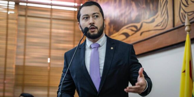 Na sessão desta quinta-feira (20), Jarude apresentou uma indicação para que a Mesa Diretora da Assembleia Legislativa encaminhe uma indicação ao Executivo recomendando que Dudé perca o cargo onde recebe um salário de cerca de R$ 11 mil.