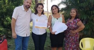 Mara Rocha recebe homenagem de moradores do Benfica
