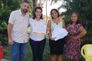 Mara Rocha recebe homenagem de moradores do Benfica