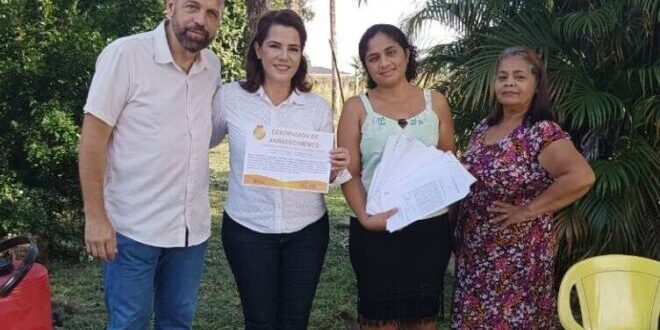 Mara Rocha recebe homenagem de moradores do Benfica