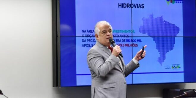 Ministro detalha programa que prevê passagem aérea a 200 reais