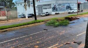 Adutora rompe e inunda Avenida Ceará