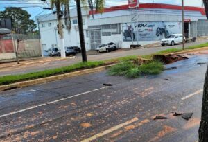 Adutora rompe e inunda Avenida Ceará