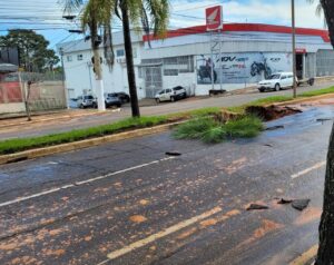 Adutora rompe e inunda Avenida Ceará