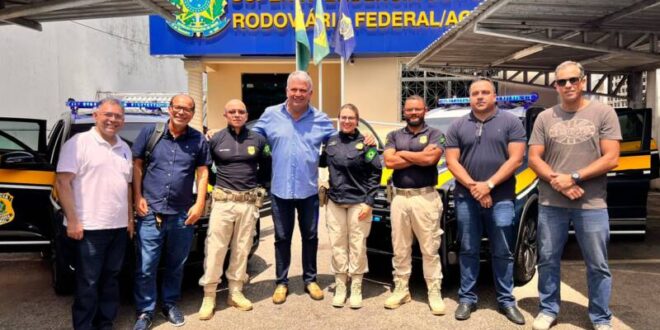 Senador Sérgio Petecão entrega viatura blindada à PRF/AC para patrulhamento das rodovias federais no Acre