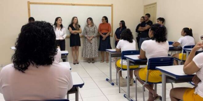 Iapen e Fieac assinam termo de cooperação para internas da penitenciária feminina de Cruzeiro do Sul confeccionarem uniformes escolares
