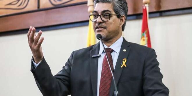“A indústria que mais cresceu no Acre foi a de registro de preços e das caronas”, diz Edvaldo ao criticar a política de desenvolvimento de Gladson