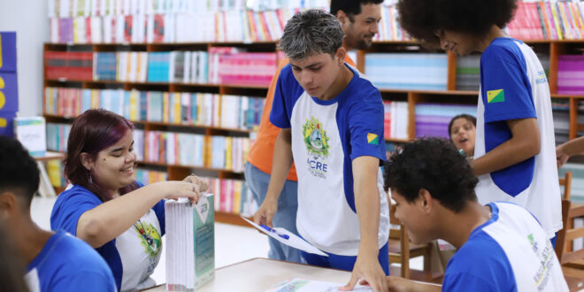 Estudantes já podem retirar kits do Pré-Enem Legal